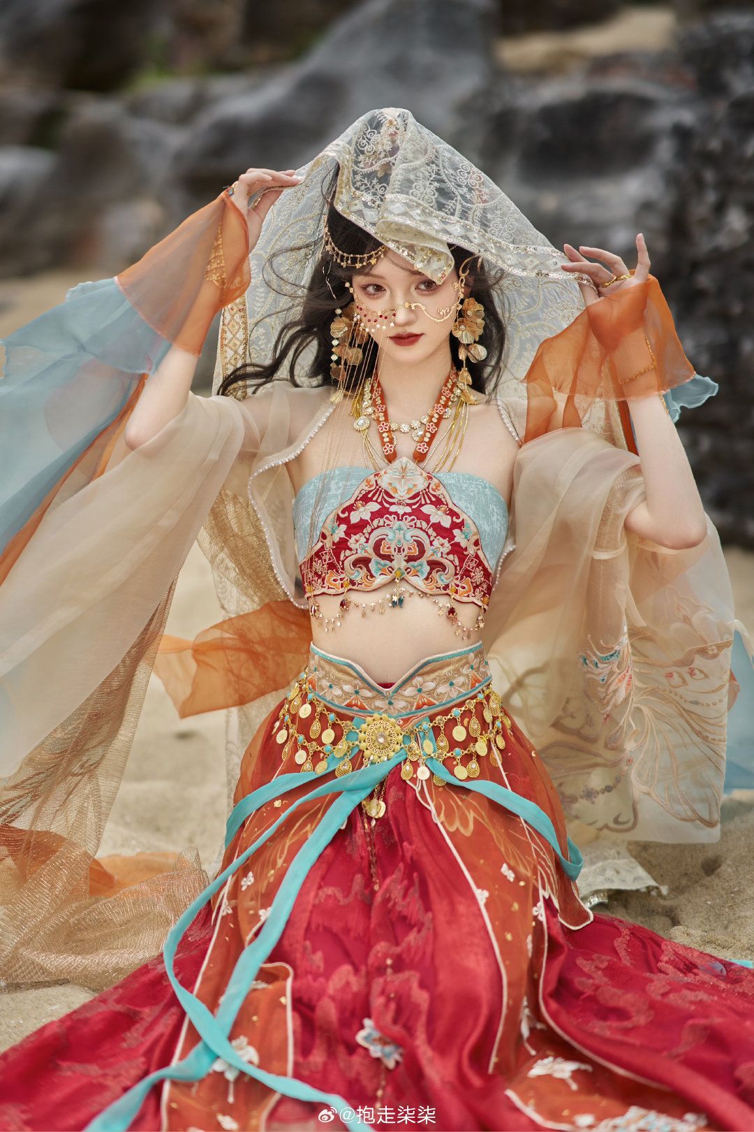 The Allure of Lin Hangjings Qipao:A Closer Look into the Traditional Beauty The Allure of Lin Hangjings Qipao:A Closer Look into the Traditional Beauty