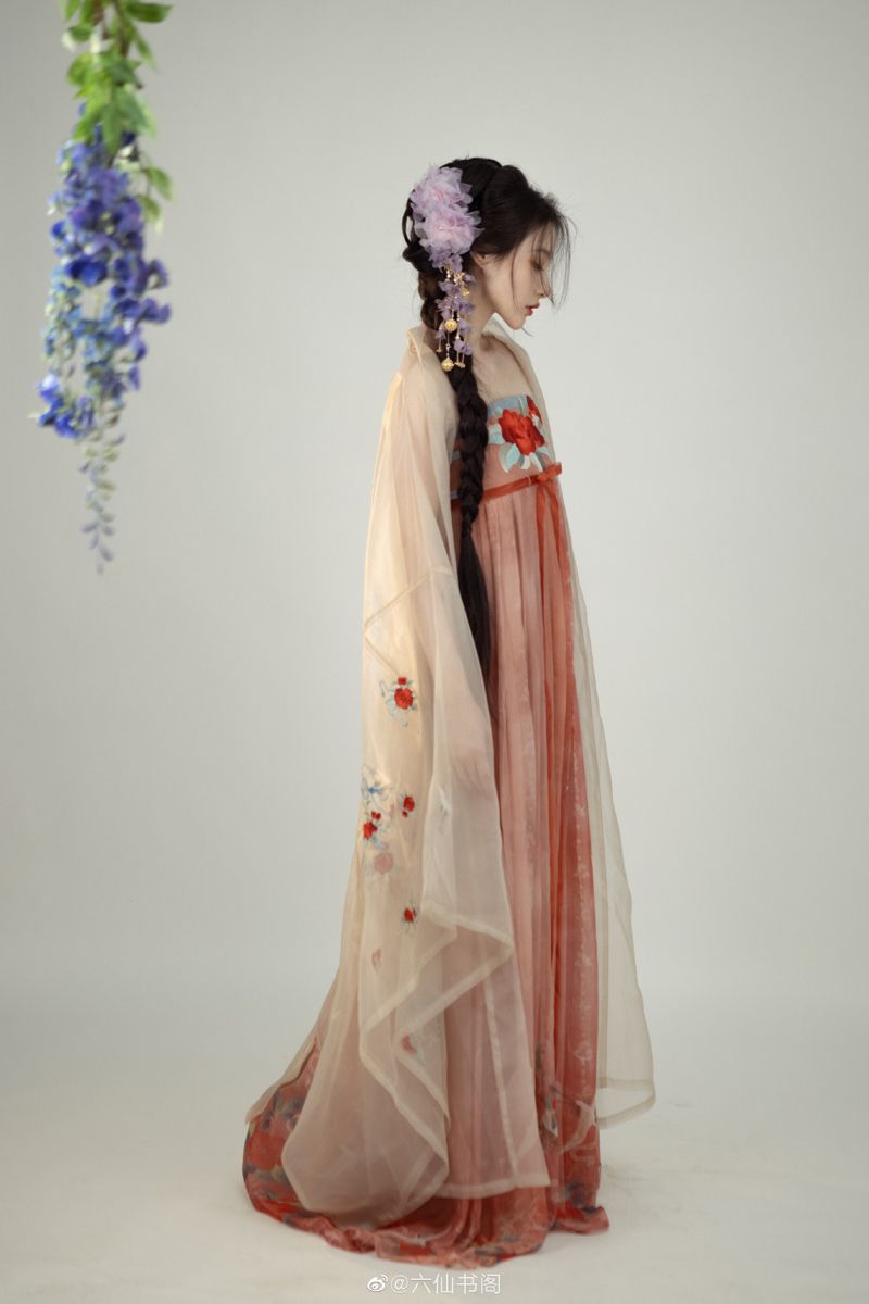 The Charm of Hanfu Robe Skirt:A Guide to Waist-Length Qiqun The Charm of Hanfu Robe Skirt:A Guide to Waist-Length Qiqun