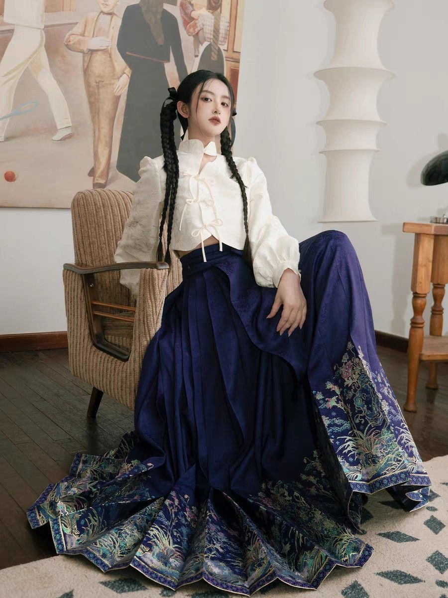 The Elegance of Cheongsam with Summer Overcoat:A Premier Look for High-End Fashion The Elegance of Cheongsam with Summer Overcoat:A Premier Look for High-End Fashion