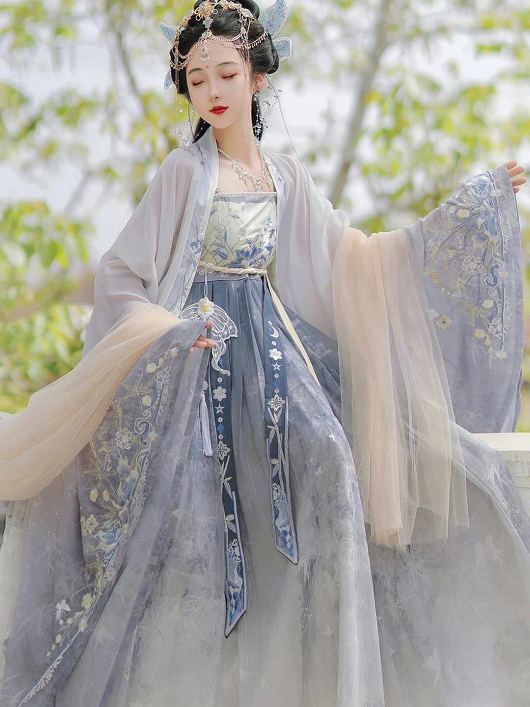 The Equestrian Skirt:A Thousand-Word Journey into Traditional Chinese Dress The Equestrian Skirt:A Thousand-Word Journey into Traditional Chinese Dress