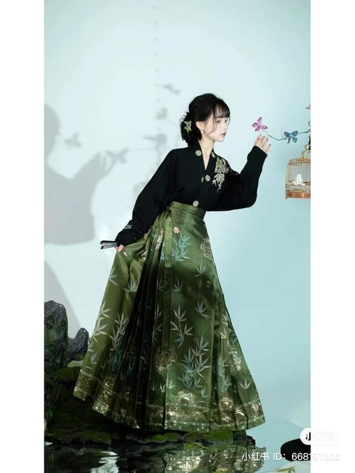 The Art of Combing with Traditional Chinese Hairpins in Hanfu Fashion The Art of Combing with Traditional Chinese Hairpins in Hanfu Fashion