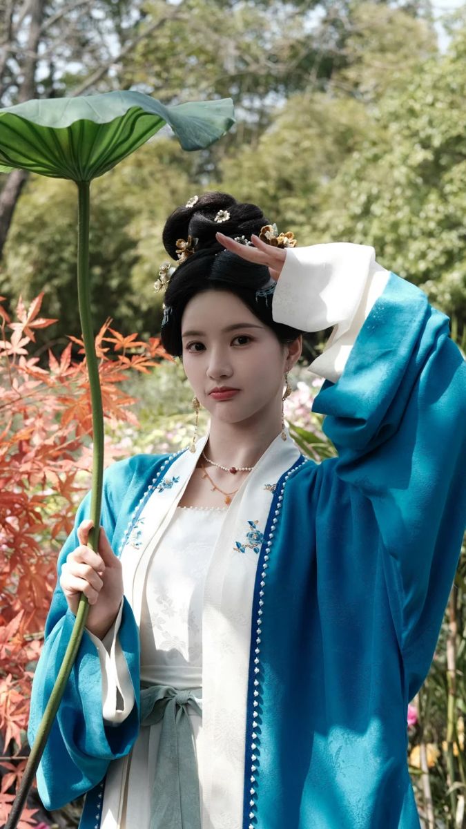 Winter Cheongsam Ensemble:A Traditional Elegance for Cold Weather Winter Cheongsam Ensemble:A Traditional Elegance for Cold Weather