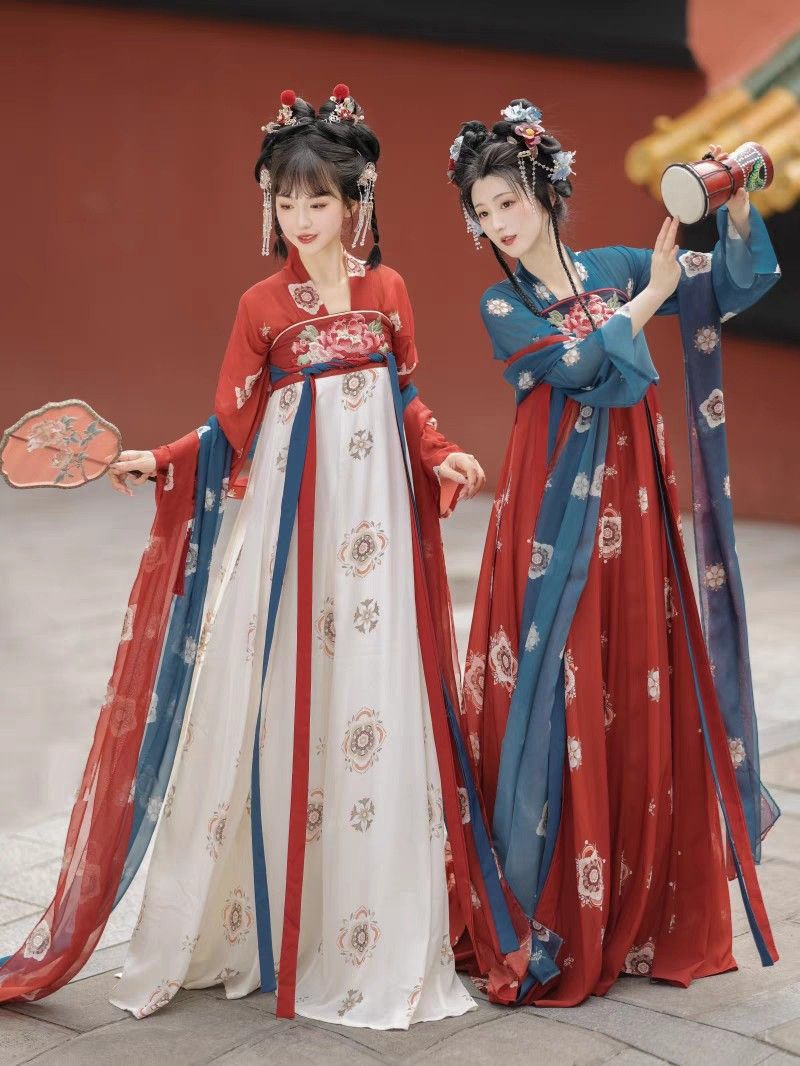 Reinventing Traditional Hanfu as Modern Parent-Child Fashion