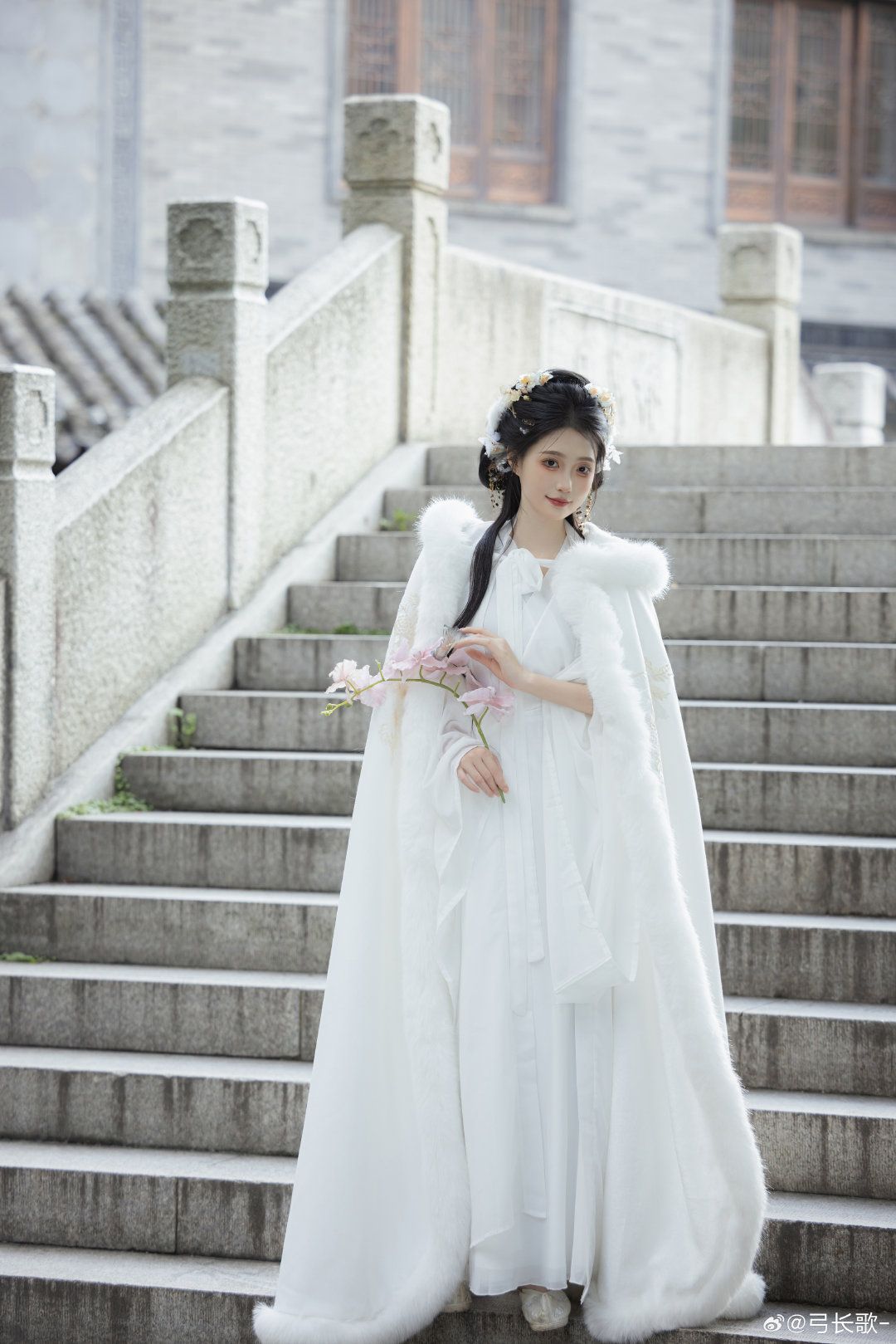 The Dominating 14-Year-Old in Traditional Hanfu Fashion The Dominating 14-Year-Old in Traditional Hanfu Fashion