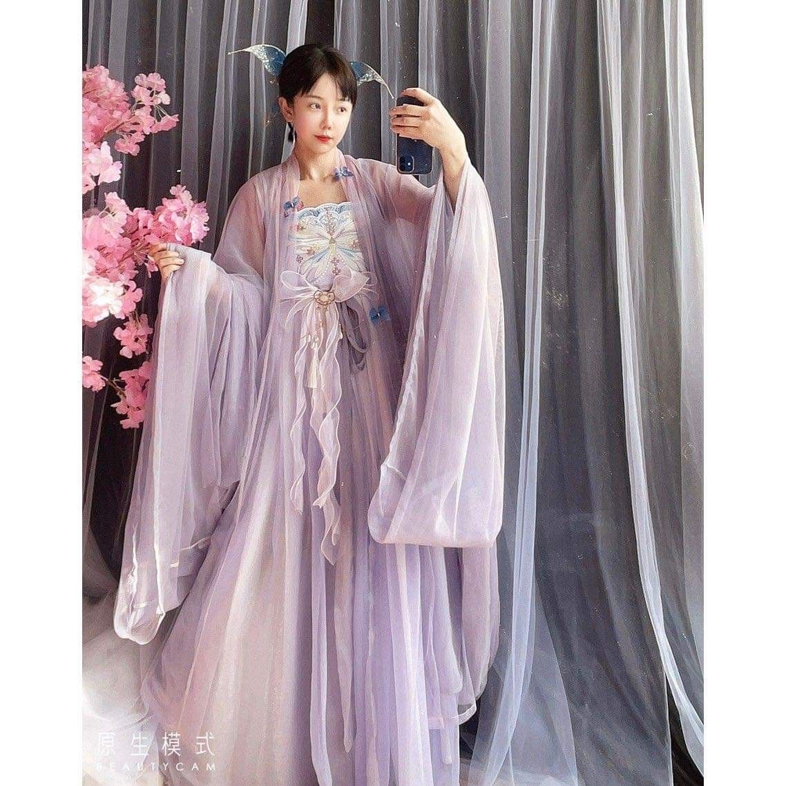 Trendy Girl in Traditional Hanfu:A Fashion Show Highlight Trendy Girl in Traditional Hanfu:A Fashion Show Highlight