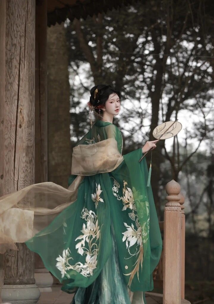 A Summer of Fairy-like Elegance:The汉服女童(Hanfu Girl Child)in a仙风道骨(Ethereal Style) A Summer of Fairy-like Elegance:The汉服女童(Hanfu Girl Child)in a仙风道骨(Ethereal Style)