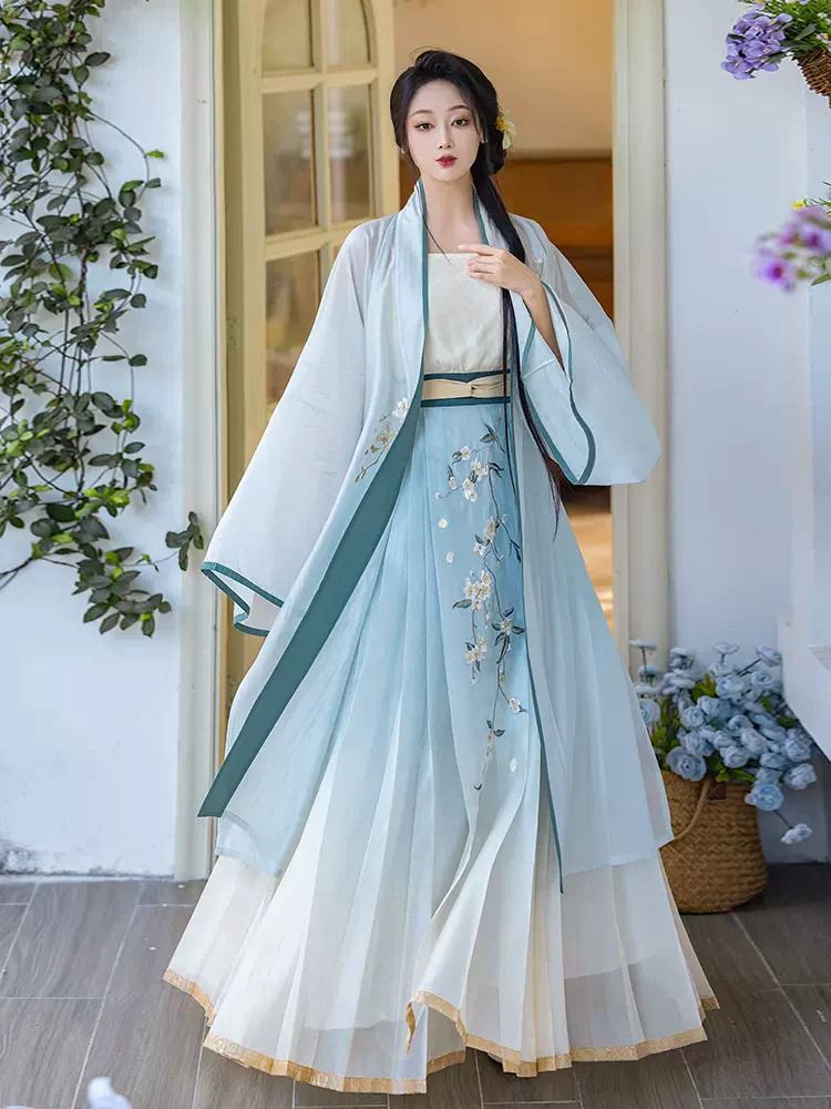 Embroidery-Adorned Shoes:Womens Traditional Hanfu Clothes in Detail Embroidery-Adorned Shoes:Womens Traditional Hanfu Clothes in Detail