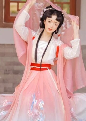 Coral-like Beauty of the Flower-Adorned Hanfu Headdress Coral-like Beauty of the Flower-Adorned Hanfu Headdress