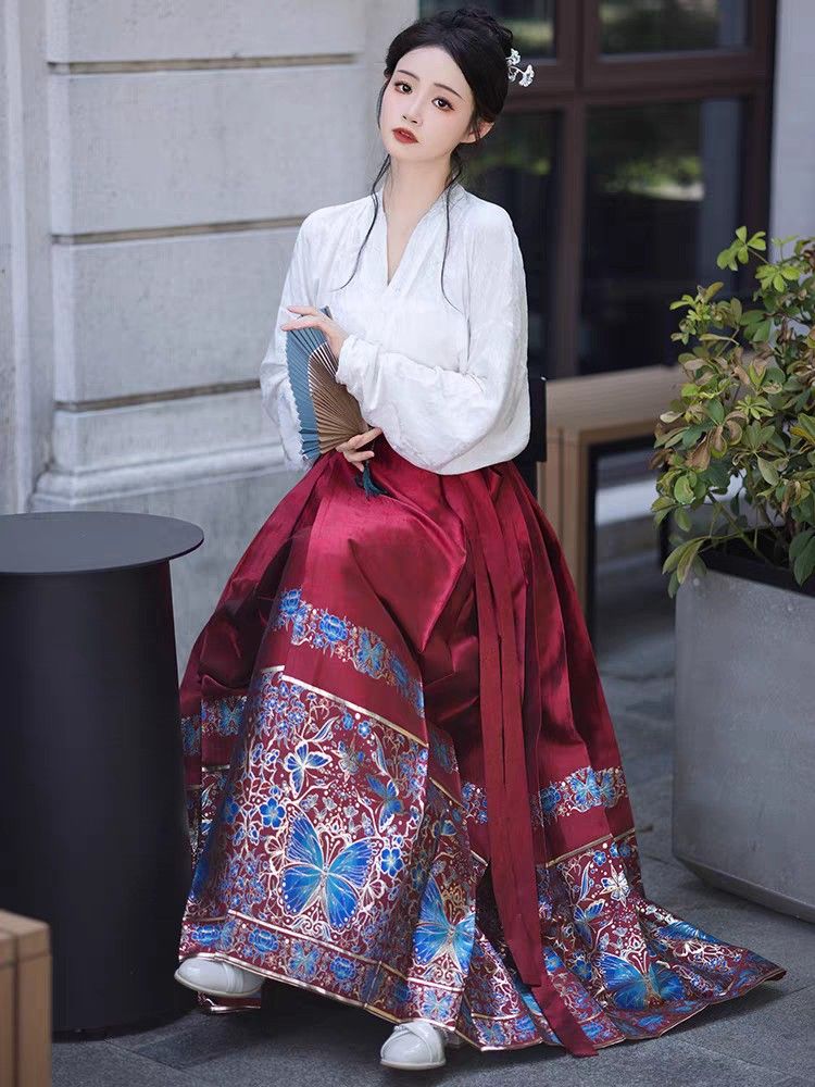 The Revival of Hanfu Costumes and Hair Accessories:Exploring the Traditional Elegance The Revival of Hanfu Costumes and Hair Accessories:Exploring the Traditional Elegance
