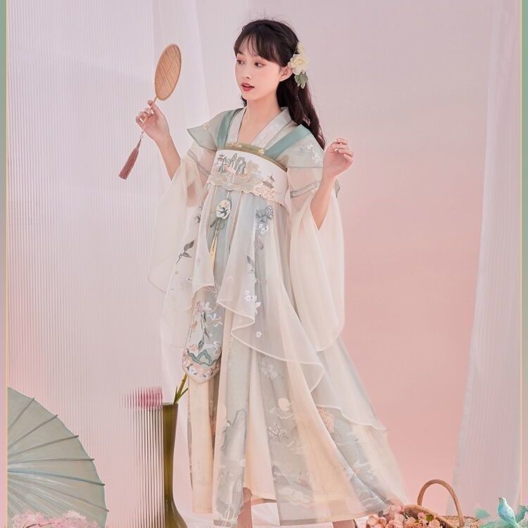 The Charm of Past and Present:A Light-Colored Horseface Skirt in Fashion