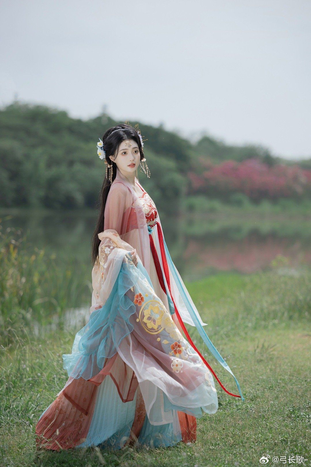 Childrens Hanfu with Dragon Horn Headdress:A Traditional Splendor Childrens Hanfu with Dragon Horn Headdress:A Traditional Splendor