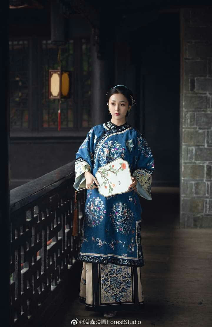 Maternal-Child Harmony in Traditional Hanfu Costumes:A Spring and Autumn Story Maternal-Child Harmony in Traditional Hanfu Costumes:A Spring and Autumn Story