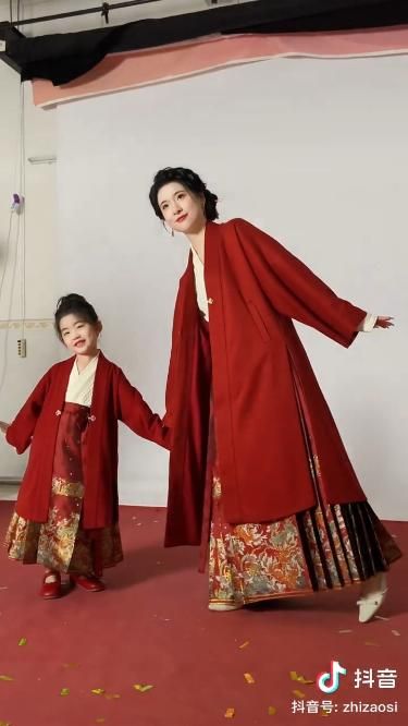 Elegance Revived:The Story of Yaran Original Hanfu Shop Elegance Revived:The Story of Yaran Original Hanfu Shop