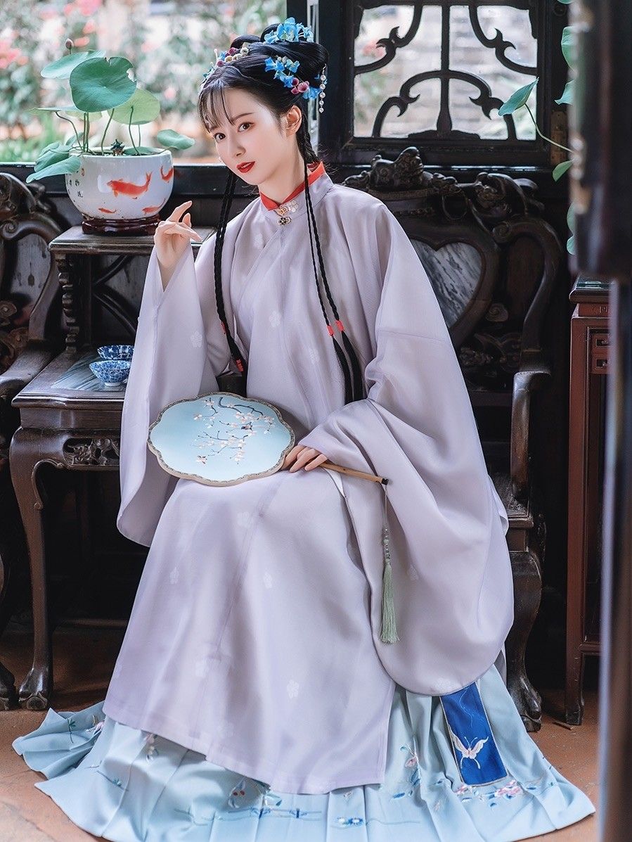 New Neo-Chinese Leaky-Shoulder Cheongsam:Embracing Traditional Elegance with Modern Touch New Neo-Chinese Leaky-Shoulder Cheongsam:Embracing Traditional Elegance with Modern Touch
