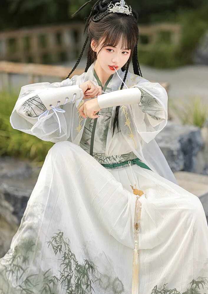 The Ethereal Journey of a Girl Child in Hanfu Yinuo:The Splendor of the汉服璎珞 The Ethereal Journey of a Girl Child in Hanfu Yinuo:The Splendor of the汉服璎珞