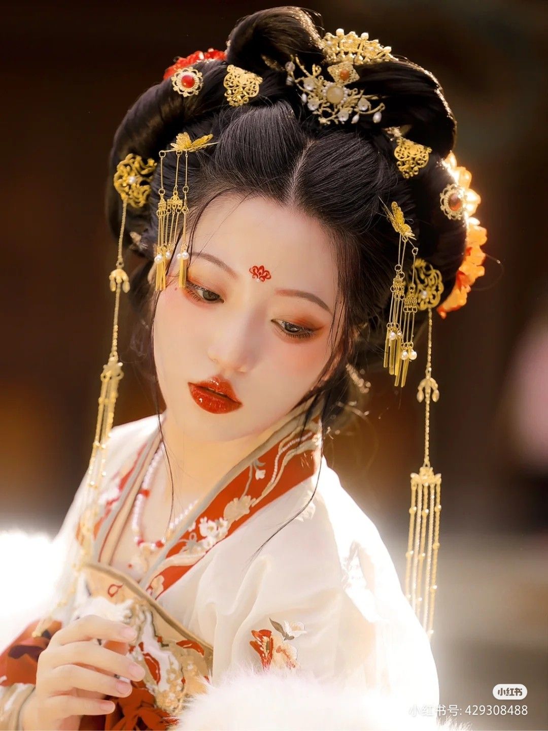 Embracing Modernity in a Traditional Cheongsam Dress:The Evolution of the Qipao Embracing Modernity in a Traditional Cheongsam Dress:The Evolution of the Qipao
