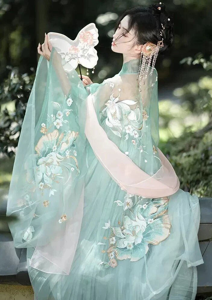 Elegant Womens Hanfu Top:A Journey into Traditional Chinese Beauty Elegant Womens Hanfu Top:A Journey into Traditional Chinese Beauty