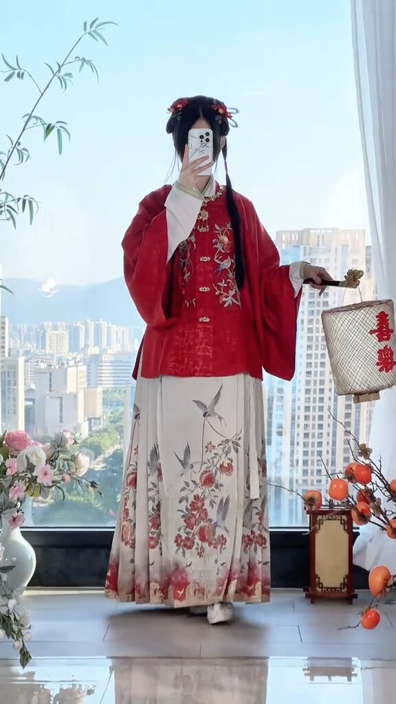 The Splendor of Traditional Chinese Fashion:The拖地超长款拖尾 Hanfu Robes The Splendor of Traditional Chinese Fashion:The拖地超长款拖尾 Hanfu Robes