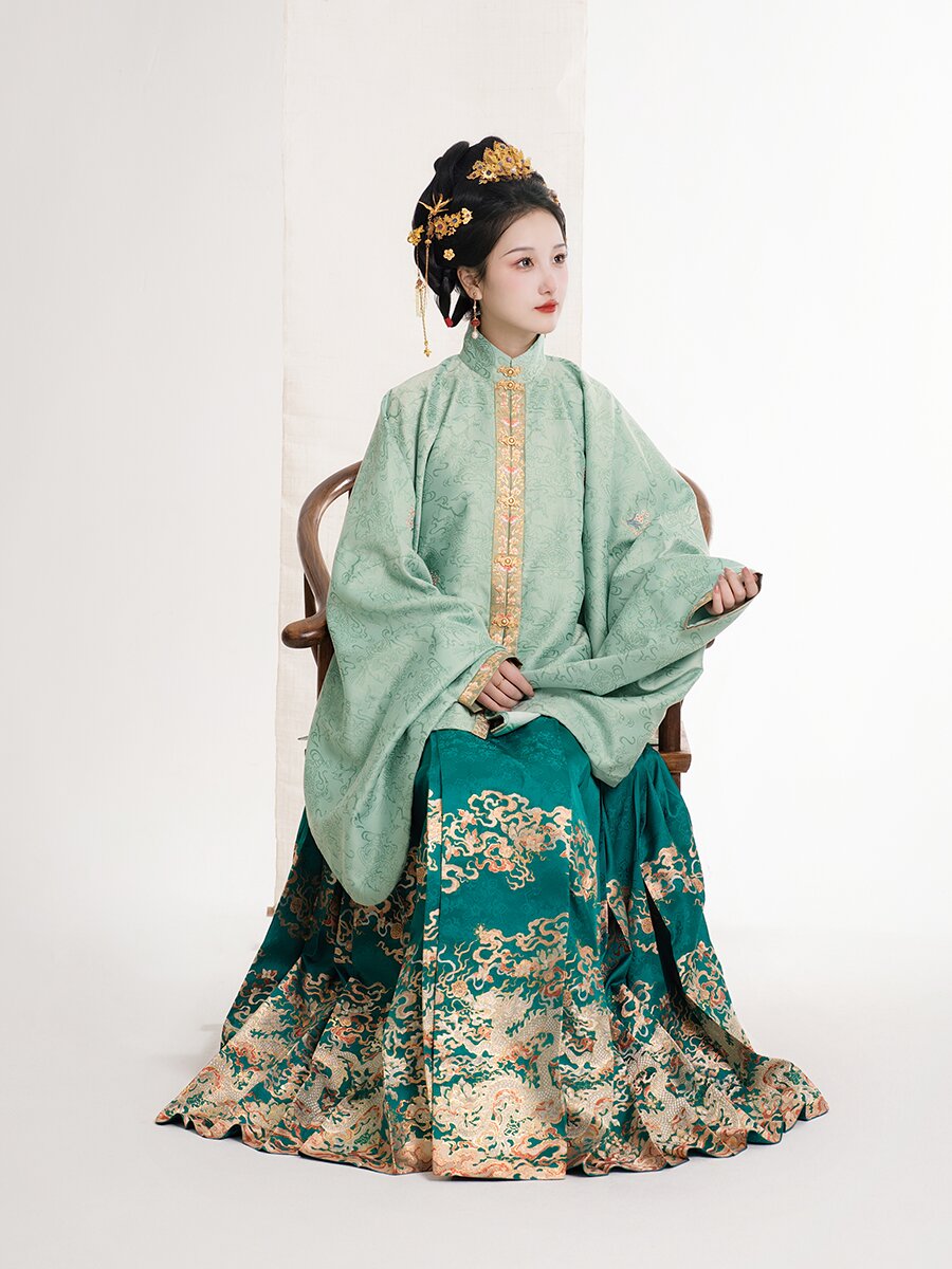 Winter Coats with Chinese-Modern Style Cheongsam:A Blend of Tradition and Modernity Winter Coats with Chinese-Modern Style Cheongsam:A Blend of Tradition and Modernity
