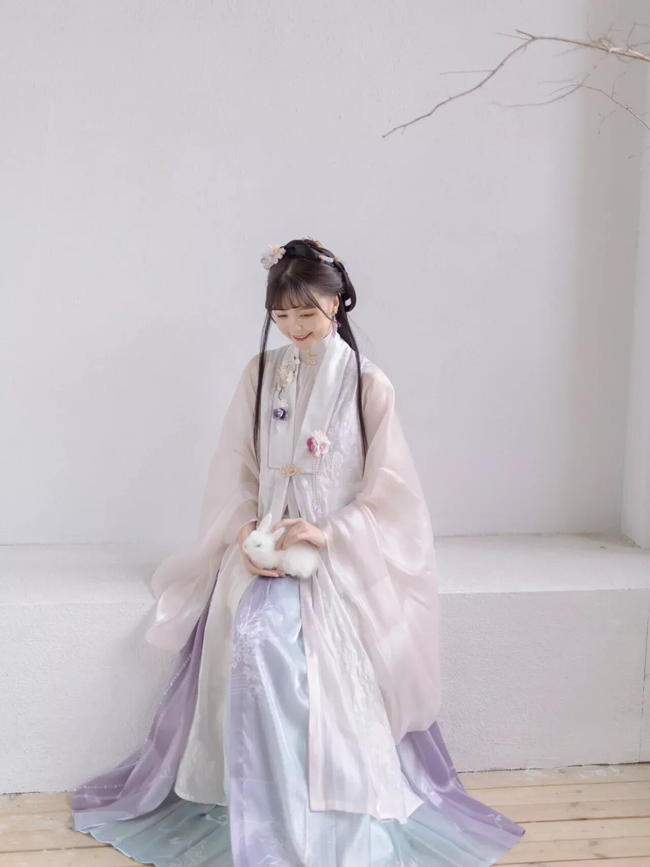 Red Headdress and Cheongsam:A Blend of Traditional Elegance