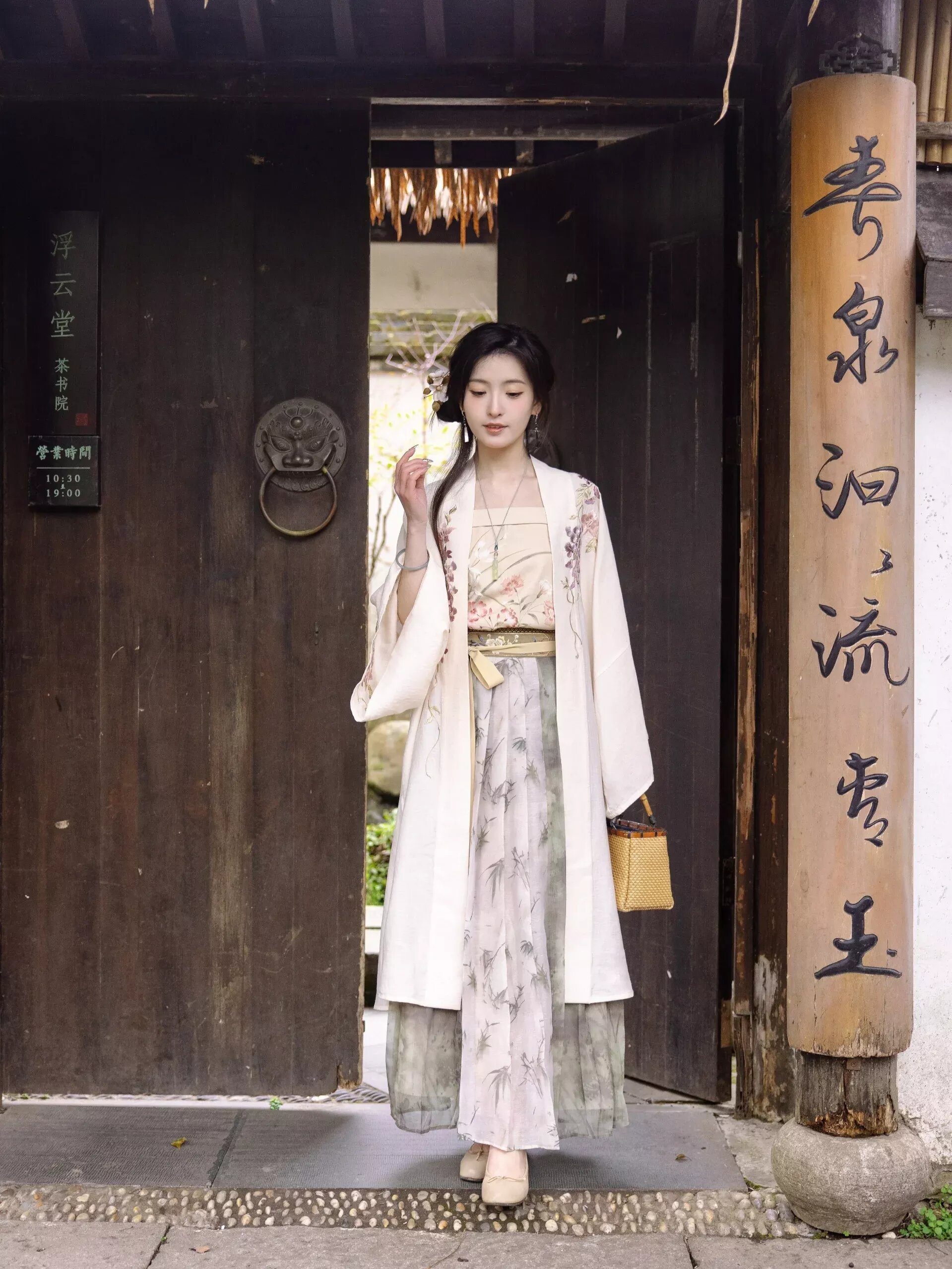 The Splendor of Hanfu:The Cheerful Charm of Hanzu Qun and Hair Accessories The Splendor of Hanfu:The Cheerful Charm of Hanzu Qun and Hair Accessories