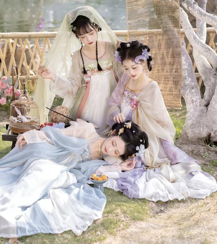 Autumn and Winter Fashion:The Revival of Hanfu Maimen Skirts with Horseface Patterns Autumn and Winter Fashion:The Revival of Hanfu Maimen Skirts with Horseface Patterns