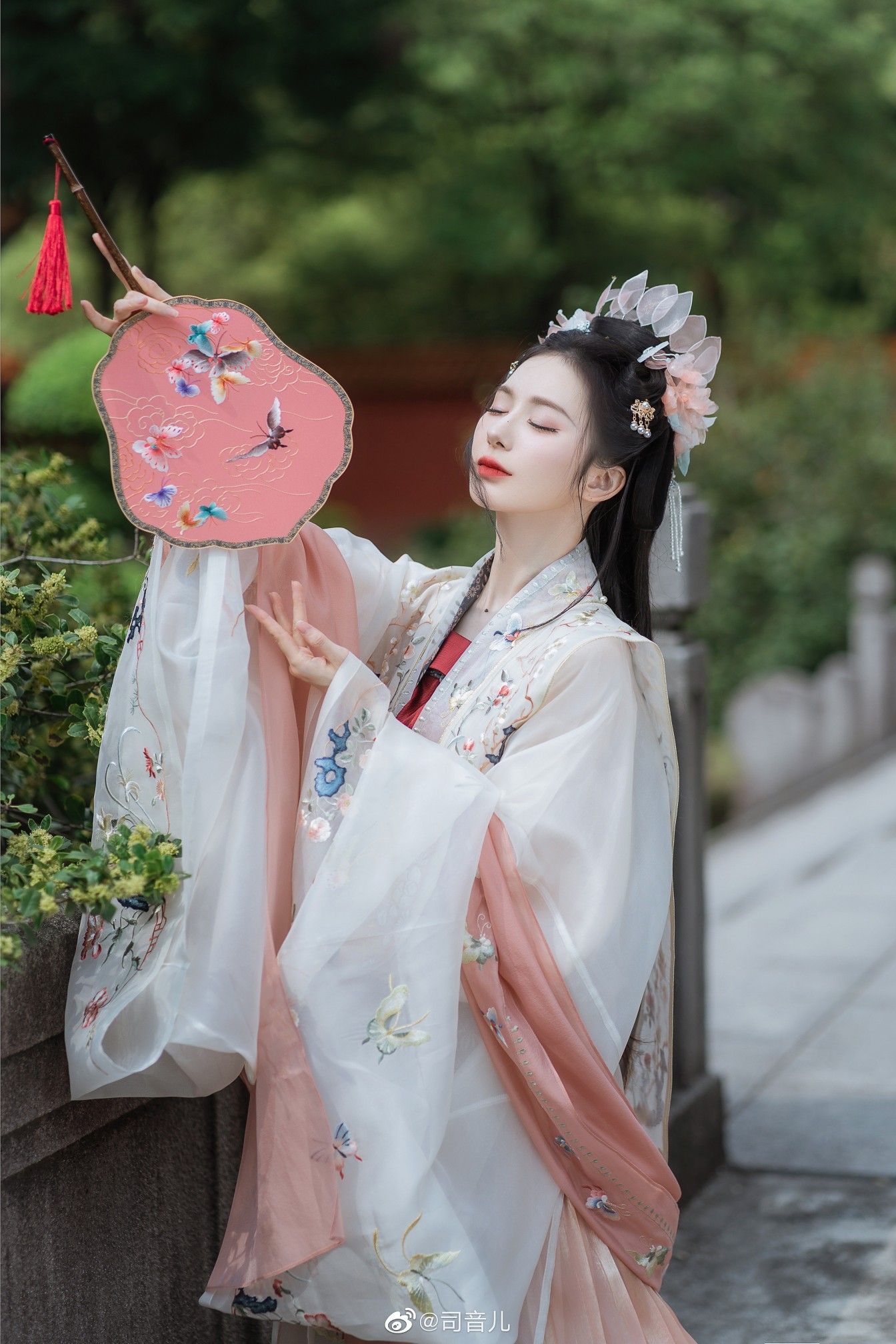 The Cheongsam:A Tale of Women and Cultural Splendor in the Republic of China The Cheongsam:A Tale of Women and Cultural Splendor in the Republic of China