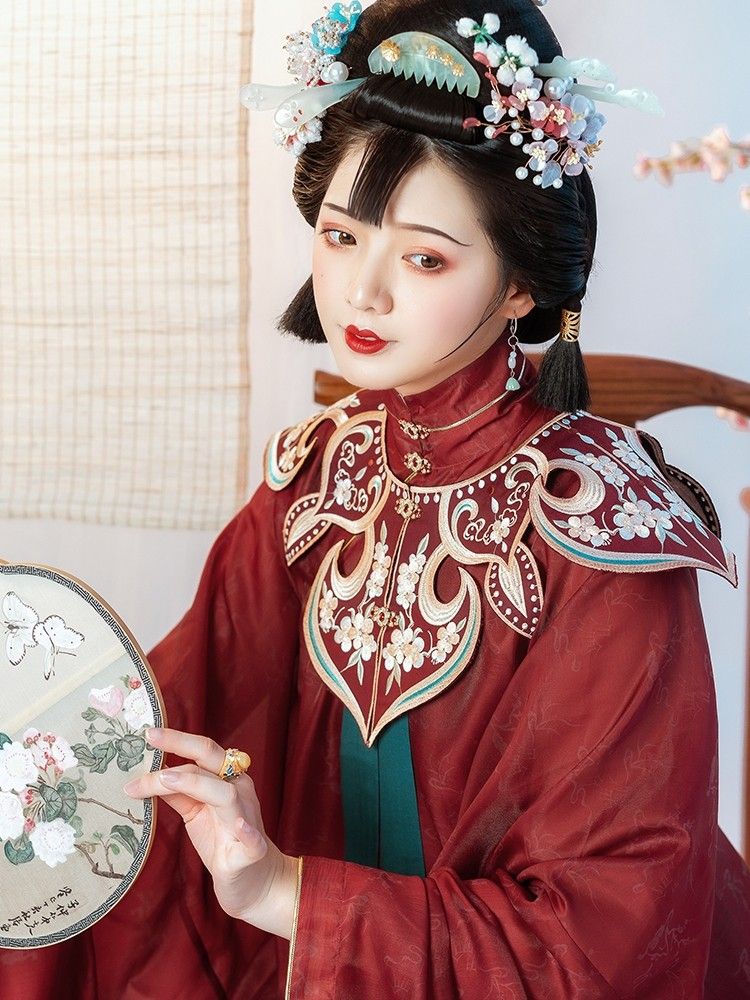 The Enchantment of Hanfu for a Ten-Year-Old Girl in Grade Four The Enchantment of Hanfu for a Ten-Year-Old Girl in Grade Four