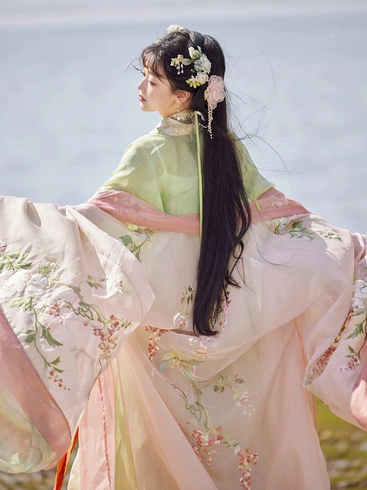 Enchanting Green Ancient Hanfu Costume for Girls:A Glimpse into Traditional Chinese Beauty Enchanting Green Ancient Hanfu Costume for Girls:A Glimpse into Traditional Chinese Beauty