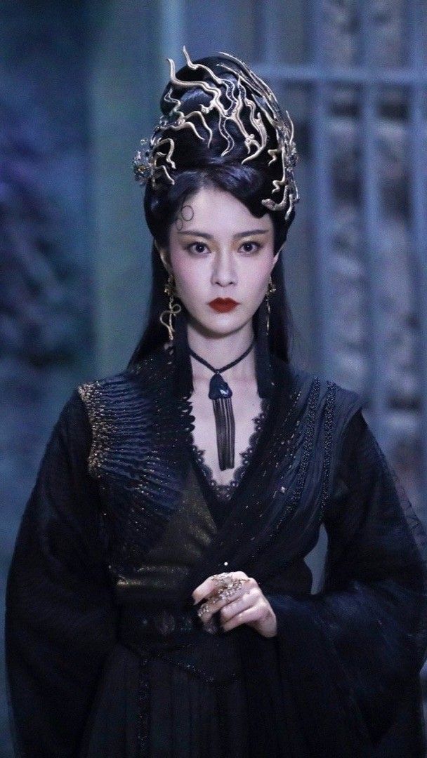 Golden Necklace-Adorned Cheongsam:A Splendid Blend of Tradition and Elegance Golden Necklace-Adorned Cheongsam:A Splendid Blend of Tradition and Elegance