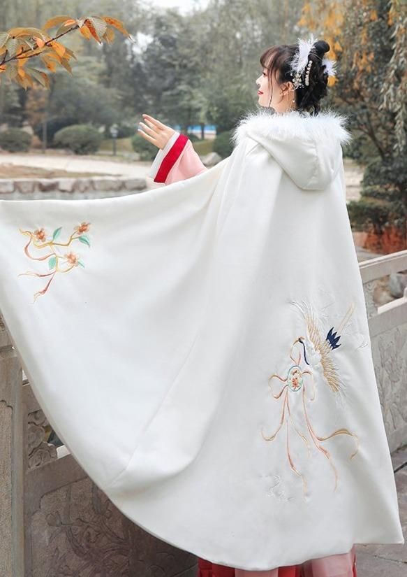 Amber Glow:The Splendor of Hanfu Fashion