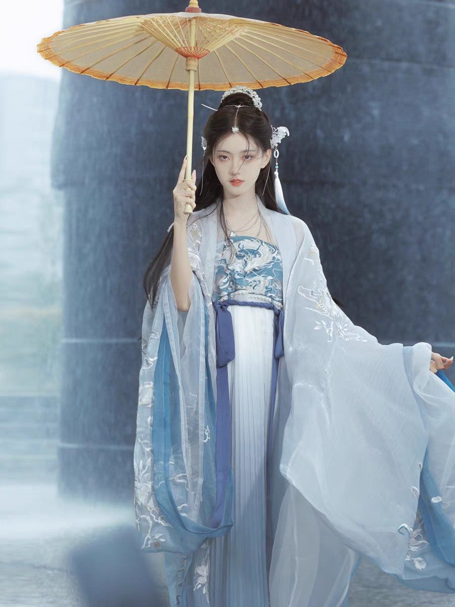 Reimagining the Cheongsam:Modernizing the Traditional Chinese Gown Reimagining the Cheongsam:Modernizing the Traditional Chinese Gown