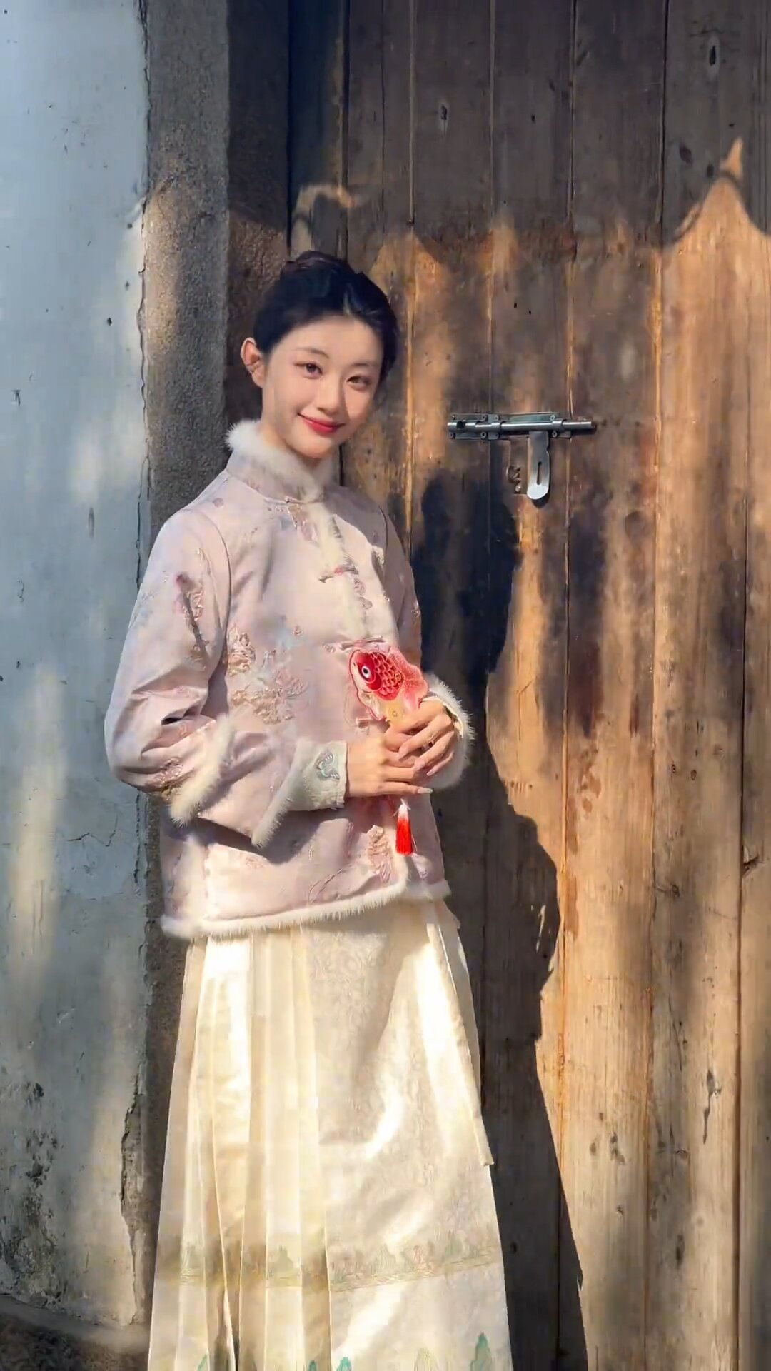 The Embrace of Cheongsam:A Girl Childs Journey into Traditional Elegance as a Host