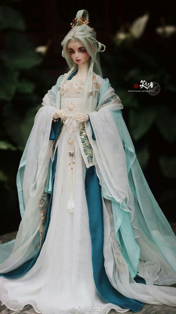 Girls Hanfu Fashion:A Journey Through Chengdus Delivery Girls Hanfu Fashion:A Journey Through Chengdus Delivery