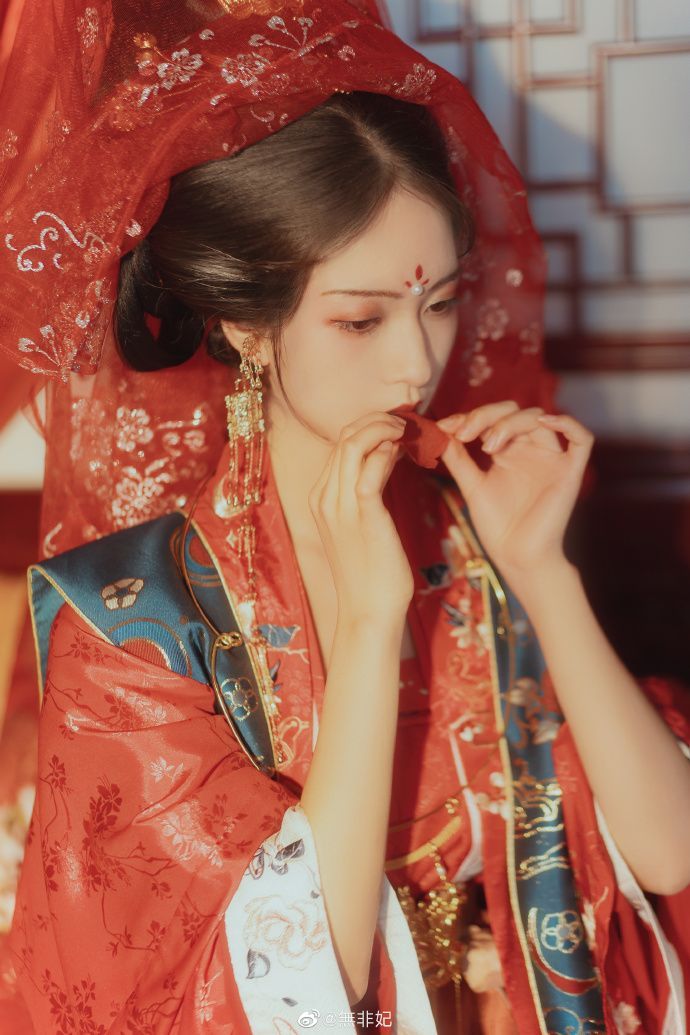 Modern Commuting in Summer with an Enhanced Traditional Hanfu Look Modern Commuting in Summer with an Enhanced Traditional Hanfu Look