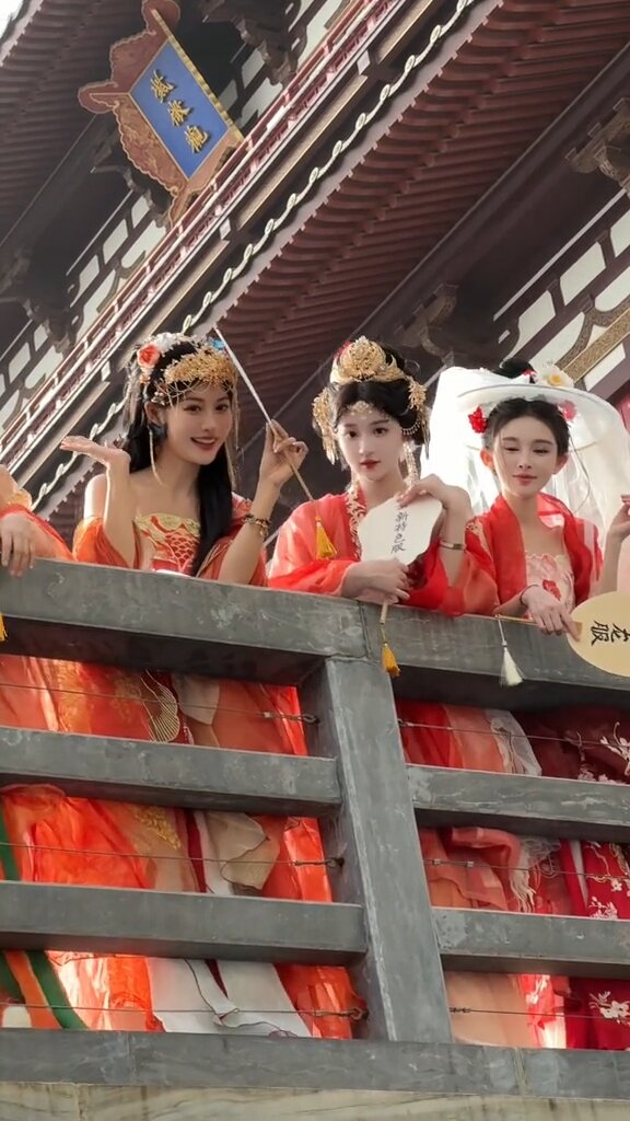 Ada Wang’s Cheongsam:A Glimpse into Traditional Elegance Ada Wang’s Cheongsam:A Glimpse into Traditional Elegance