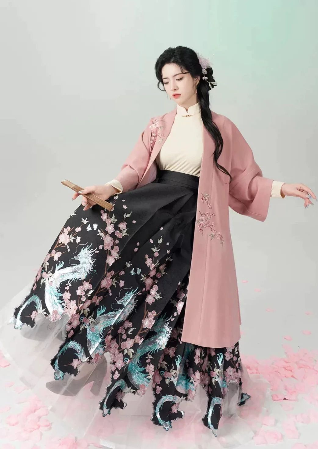 Youthful Silhouette in Silk Cheongsam:The New Generation of Traditional Elegance Youthful Silhouette in Silk Cheongsam:The New Generation of Traditional Elegance