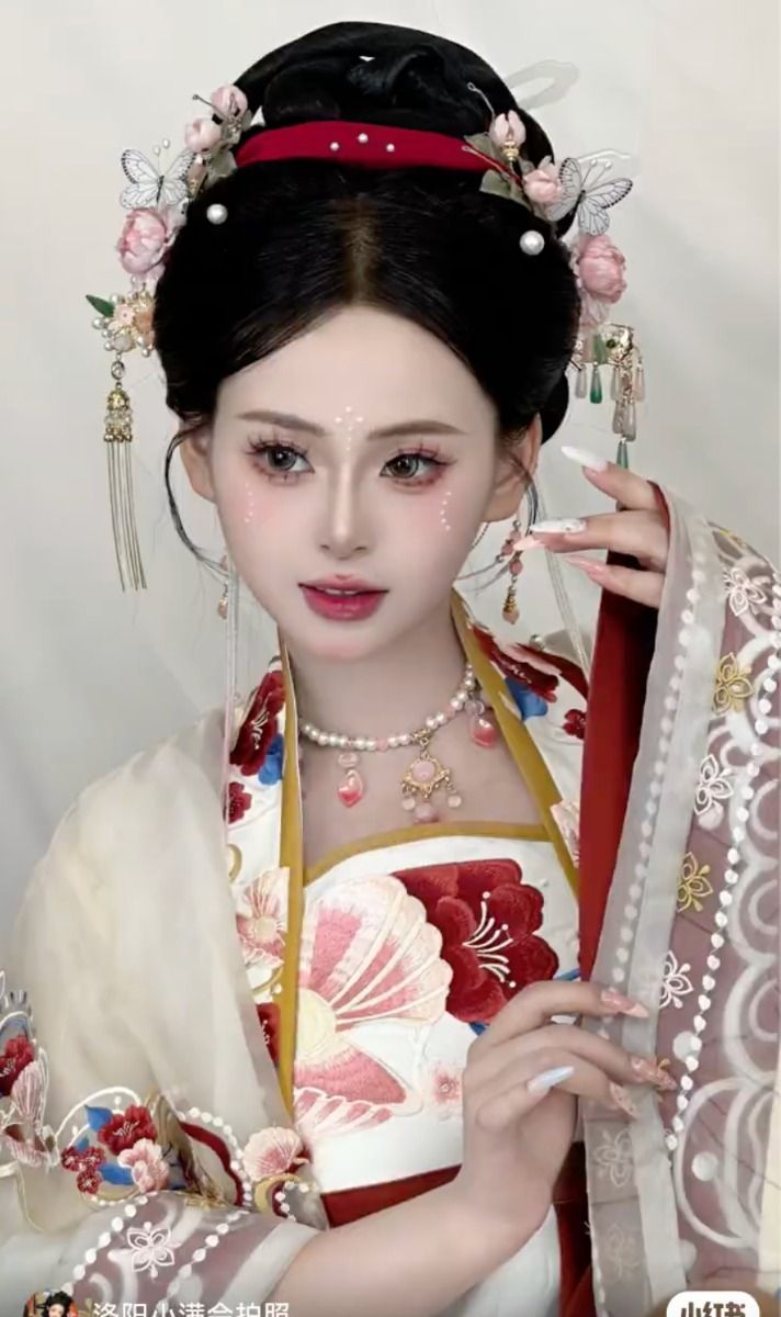 Embracing Modernity:The Evolution of Traditional Tang Suit for Modern Women Embracing Modernity:The Evolution of Traditional Tang Suit for Modern Women