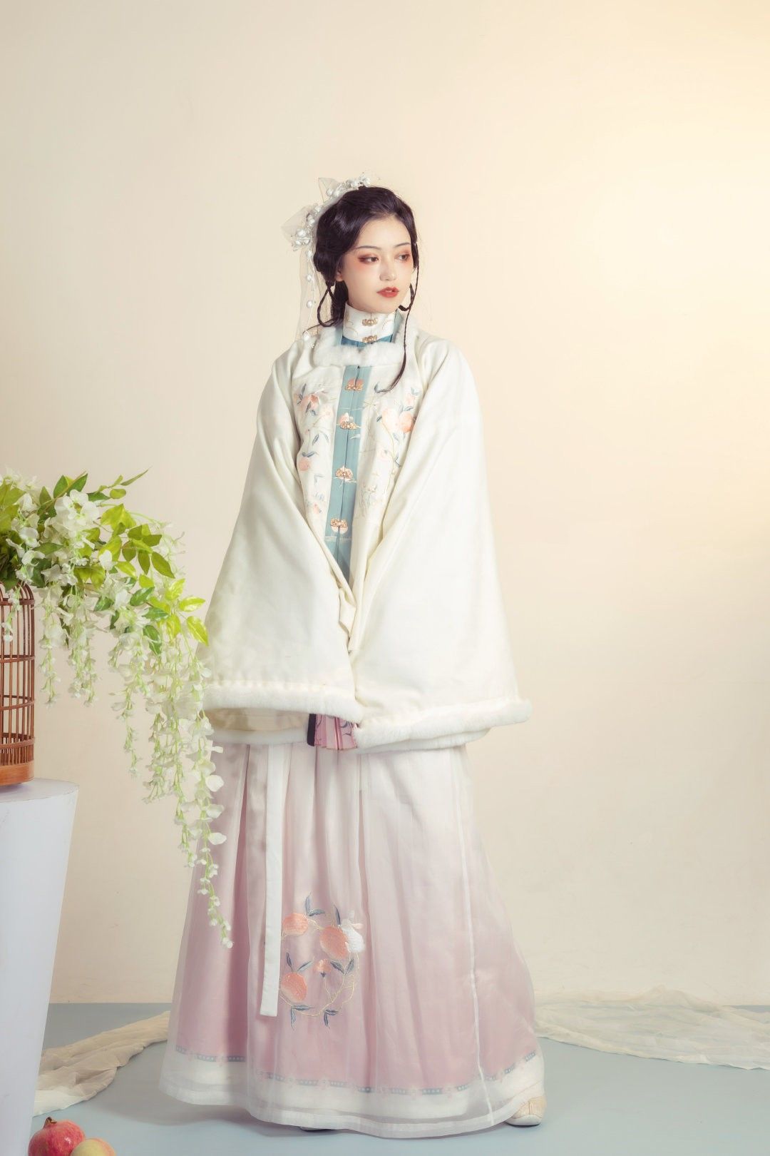 Embracing the New-Age Charm of Traditional Cheongsam:The Long,Slender Style of Neo-Chinese Qipao Embracing the New-Age Charm of Traditional Cheongsam:The Long,Slender Style of Neo-Chinese Qipao