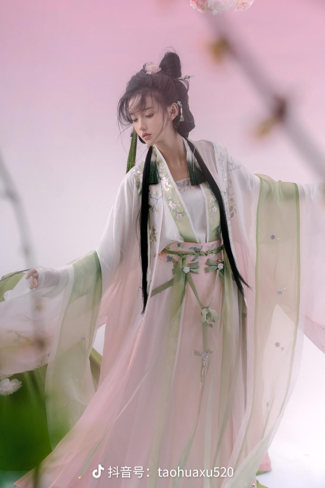 Summer Hanfu Costumes for 10-Year-Old Girls:Embracing Traditional Elegance in Summer Fashion Summer Hanfu Costumes for 10-Year-Old Girls:Embracing Traditional Elegance in Summer Fashion