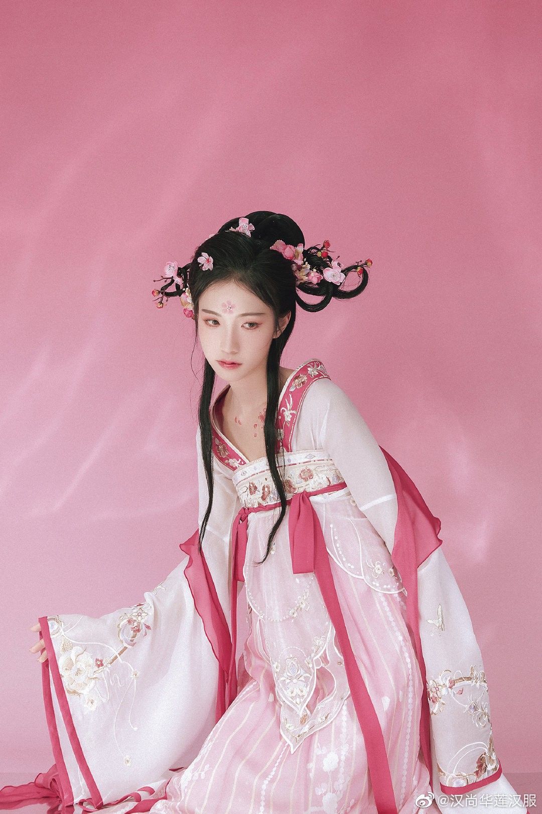Charming Qipao:The Allure of a Mini-Sized,Cold Beauty Charming Qipao:The Allure of a Mini-Sized,Cold Beauty