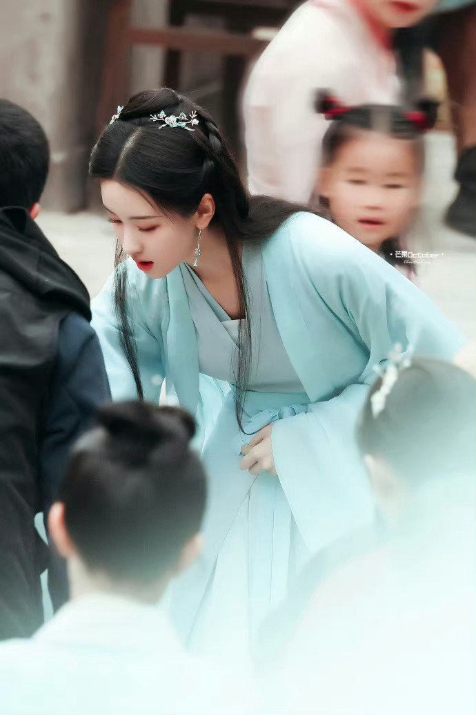 Winter Splendor:The Journey of a Young Princess in Tang Dynasty Hanfu Winter Splendor:The Journey of a Young Princess in Tang Dynasty Hanfu
