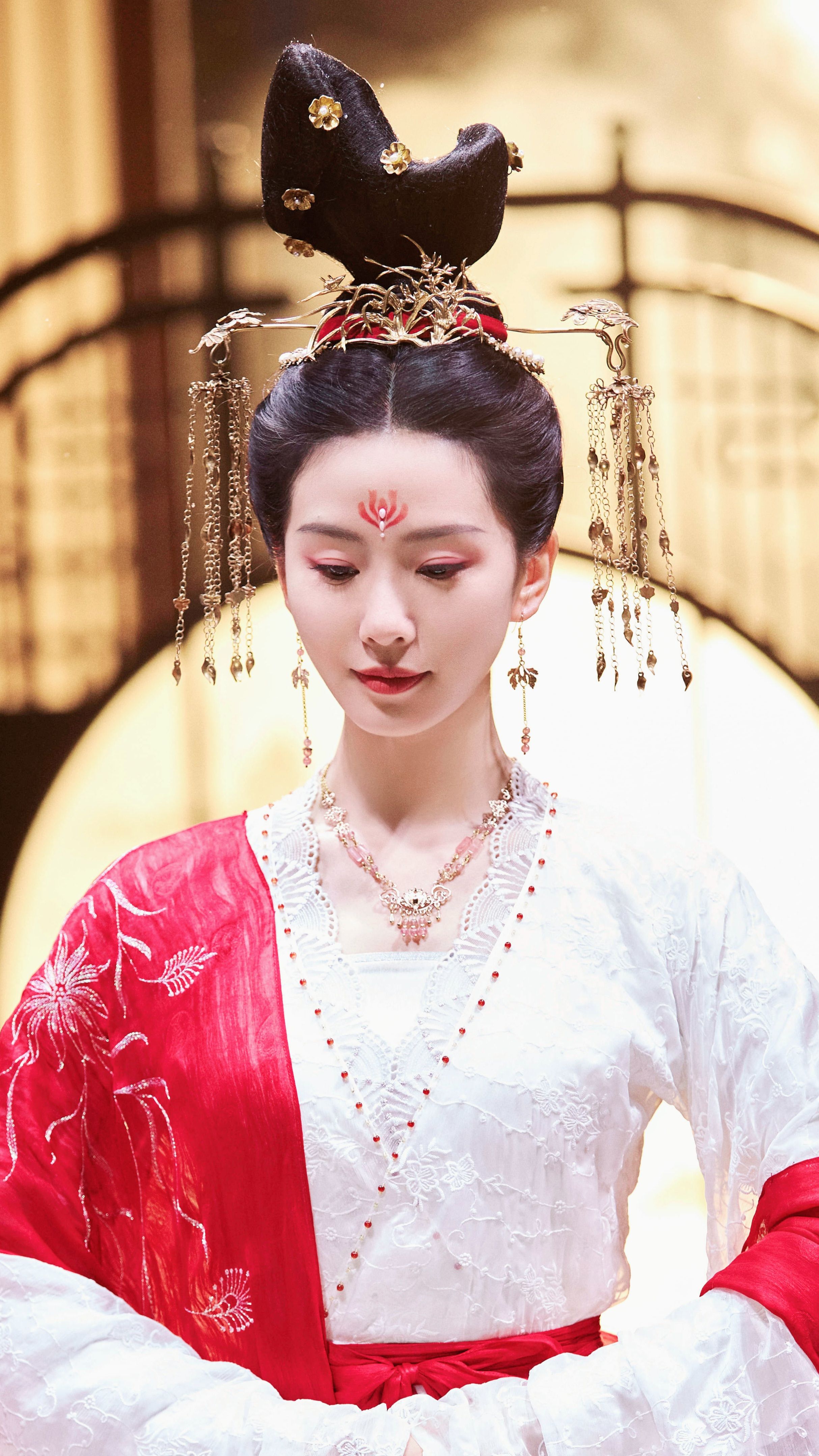 The Cool and Dominant Primary School Student in Traditional Hanfu Fashion The Cool and Dominant Primary School Student in Traditional Hanfu Fashion