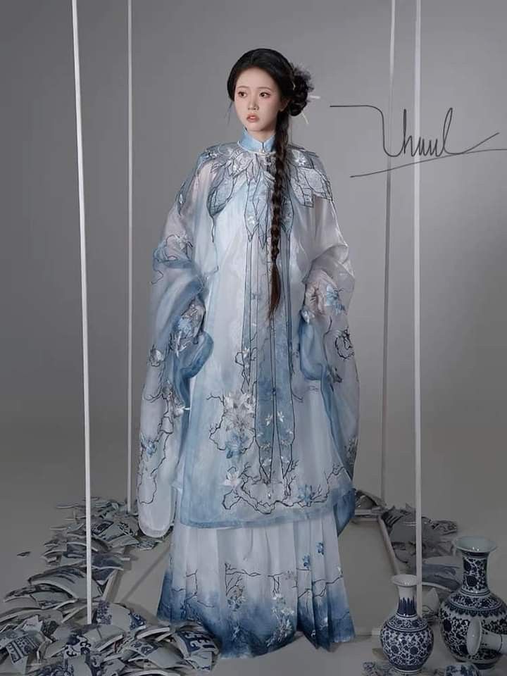 Embracing the Unadorned Beauty of Traditional Hanfu Clothing