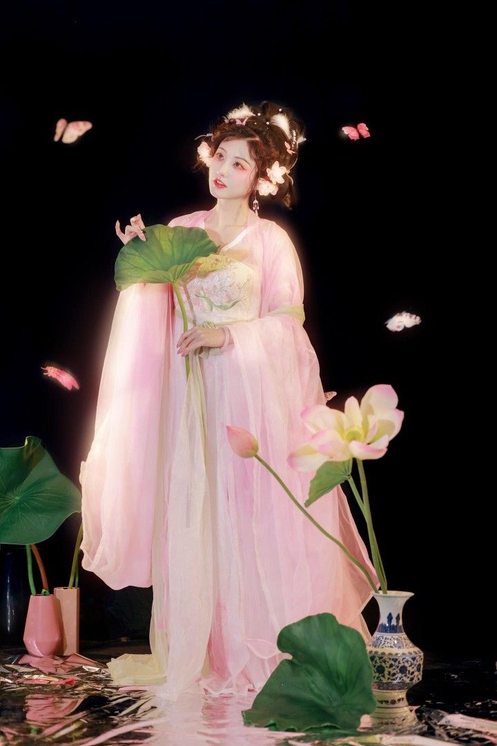 The Splendor of Hanfu:A Closer Look at Red Waisted汉服齐腰裙 The Splendor of Hanfu:A Closer Look at Red Waisted汉服齐腰裙