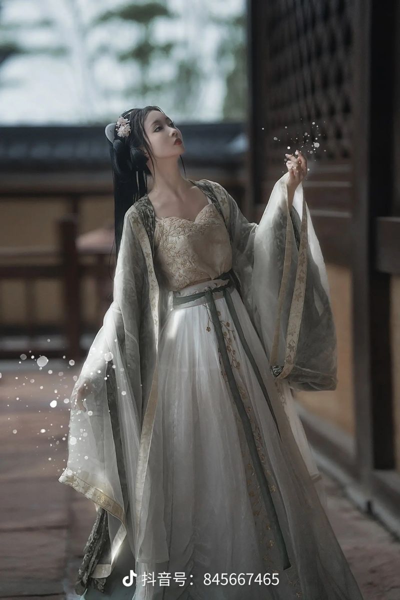Ancient Charm:The Revival of Hanfu Intimate Wear with its Quaint Traditional Charm Ancient Charm:The Revival of Hanfu Intimate Wear with its Quaint Traditional Charm