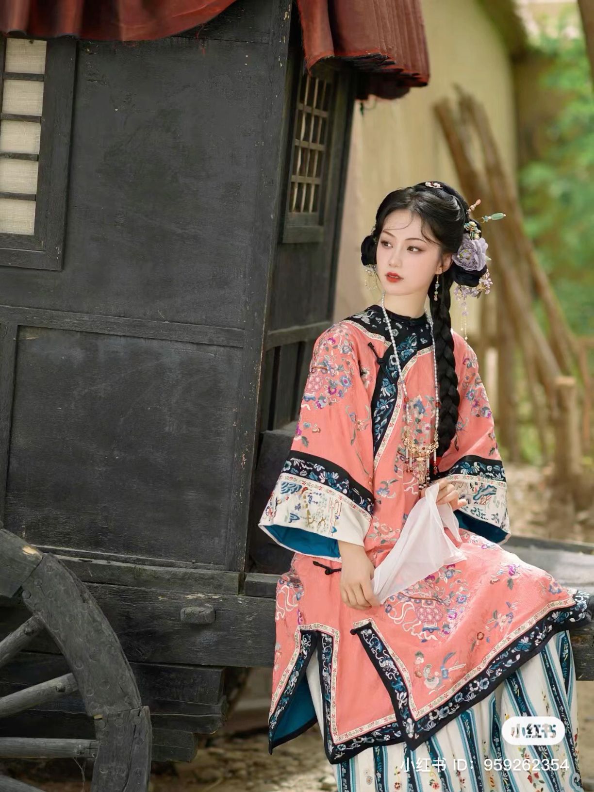The Splendor of the Peony-Patterned Mandala Skirt with a Phenix and Horse Design The Splendor of the Peony-Patterned Mandala Skirt with a Phenix and Horse Design