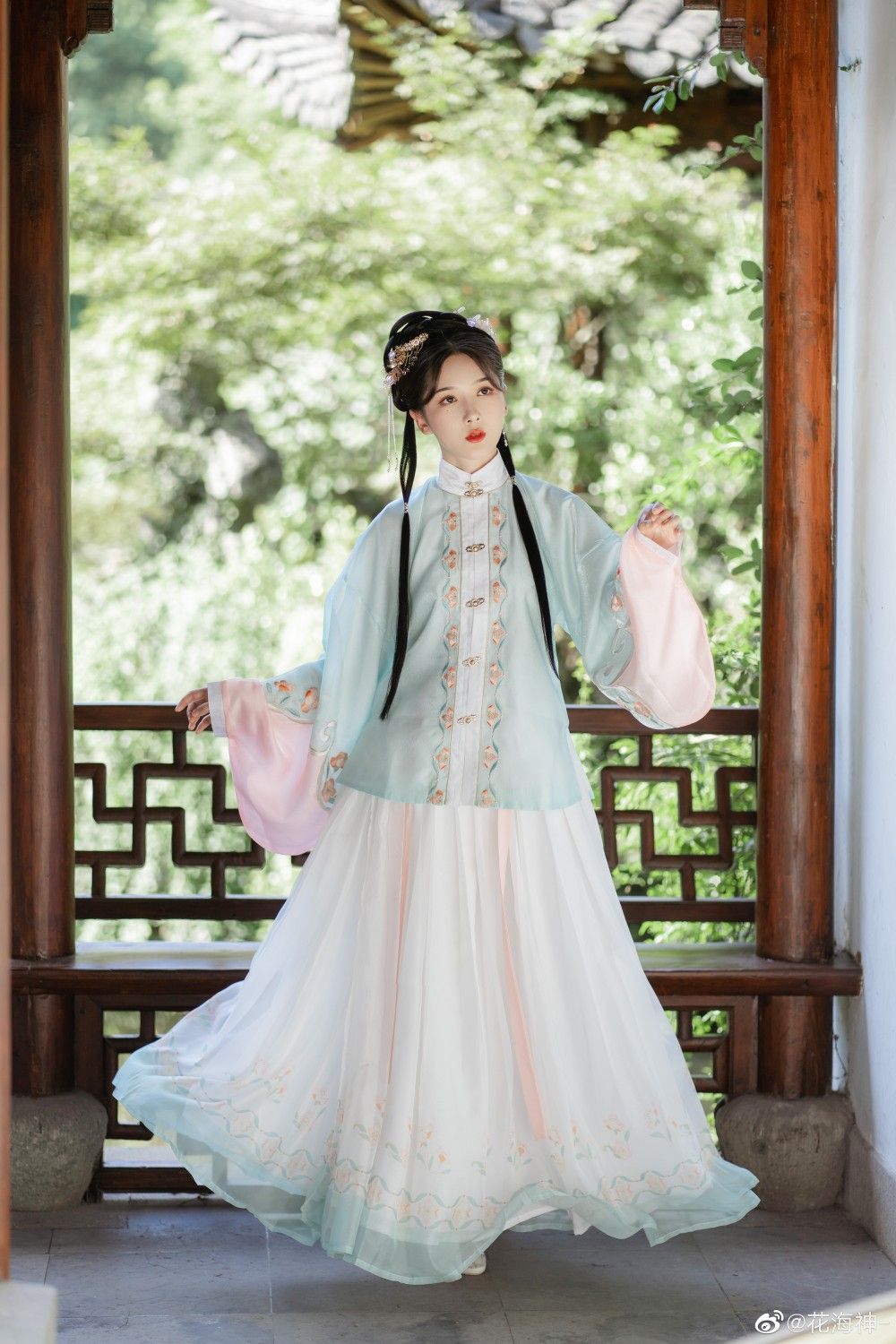 Revival of Traditional Cheongsam:The Charm of Minguo Qipao Revival of Traditional Cheongsam:The Charm of Minguo Qipao