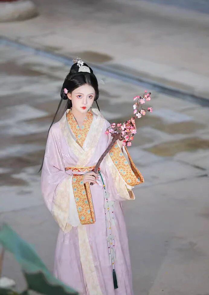 Authentic Hanfu:The Revival of Traditional Chinese Fashion Authentic Hanfu:The Revival of Traditional Chinese Fashion
