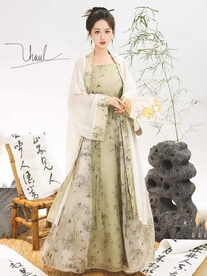 Spring Splendor in Original Hanfu:A Reflection in the Mirror Spring Splendor in Original Hanfu:A Reflection in the Mirror